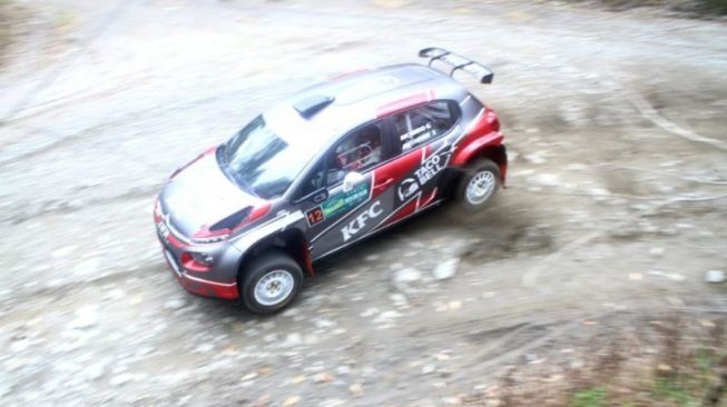 Driver senior Ricardo Gelael, Kamis (9/12/2021), saat mencoba kendaraan yang akan digunakan di Danau Toba Rally 2021 di Aek Naoli, Parapat, Simalungun, Sumatera Utara, 11-12 Desember 2021 [ANTARA/HO/Tim Jagonya Ayam]