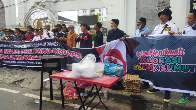Masak Martabak, Massa Demo Peringati Hari Antikorupsi di Kantor Gubernur Sumut
