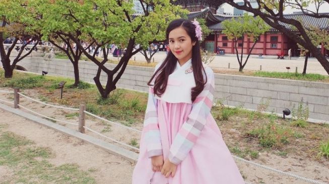 gaya artis Indonesia pakai Hanbok. [Instagram/@bebytsabina]