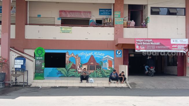 Keren Lur! Tembok Pasar Klewer Solo Penuh Mural, Jadi Spot Foto Pedagang dan Pengunjung