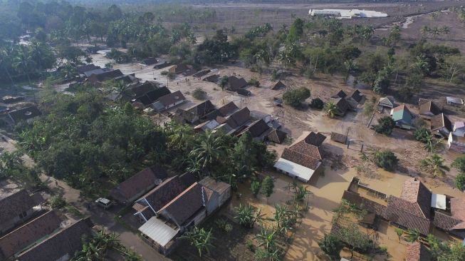 Foto udara kondisi pemukiman warga yang banjir dan terendam pasir di Dusun Kamar Kajang, Candipuro, Lumajang, Jawa Timur, Kamis (9/12/2021). ANTARA FOTO/Zabur Karuru