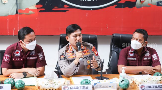 Kabid Humas Polda Metro Jaya Kombes E Zulpan (tengah) saat konferensi pers terkait tertangkapnya kembali Aktor Jeff Smith di Ditres Narkoba Polda Metro Jaya, Jakarta Selatan, Kamis (9/12/2012). [Suara.com/Alfian Winanto]