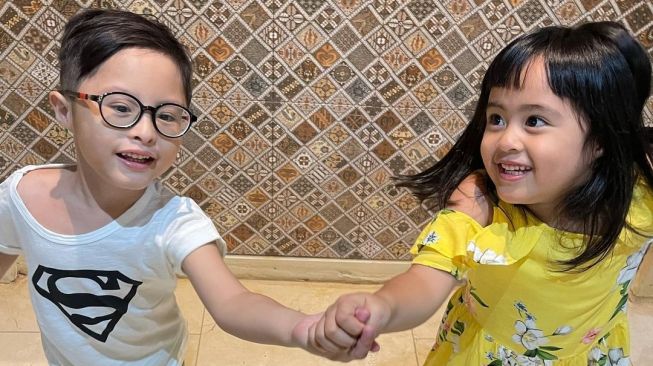 Potret Tatjana dan Bima Anak Kembar Surya Saputra dan Cynthia Lamusu. [Instagram/cynthia_lamusu]