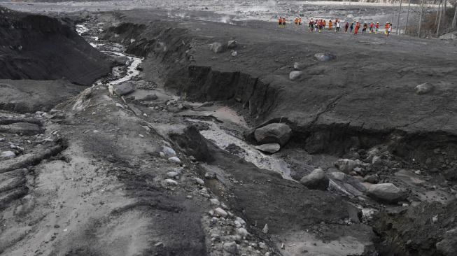 Tim SAR gabungan melakukan pencarian korban di area aliran awan panas guguran Gunung Semeru di Curah Koboan, Lumajang, Jawa Timur, Jumat (10/12/2021).  ANTARA FOTO/Zabur Karuru