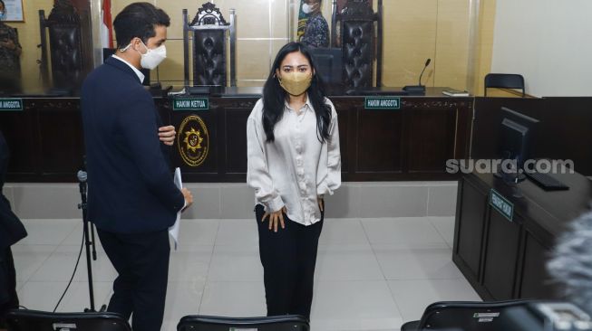 Selebgram Rachel Vennya usai menjalani sidang kasus pelanggaran kekarantinaan kesehatan di Pengadilan Negeri Tangerang, Banten, Jumat (10/12/2021). [Suara.com/Alfian Winanto]