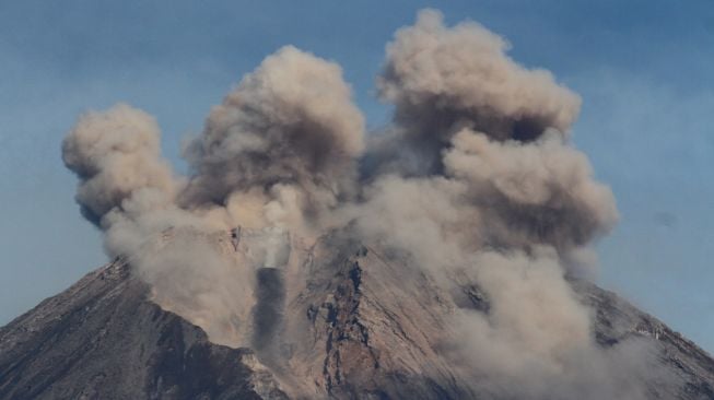 Awan panas yang keluar dari kawah gunung Semeru terlihat dari desa Supiturang, Pronojiwo, Lumajang, Jawa Timur, Jumat (10/12/2021).  ANTARA FOTO/Ari Bowo Sucipto