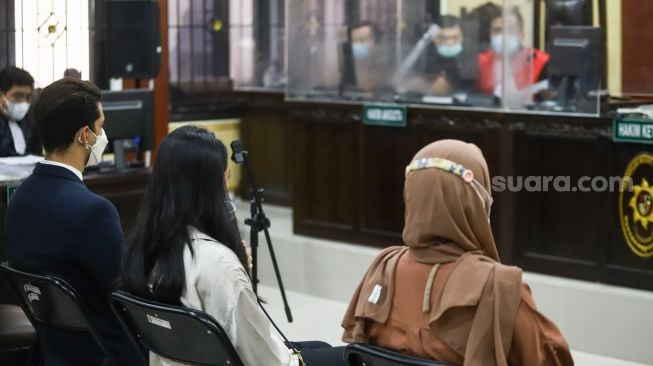 Selebgram Rachel Vennya saat menjalani sidang kasus pelanggaran kekarantinaan kesehatan di Pengadilan Negeri Tangerang, Banten, Jumat (10/12/2021). [Suara.com/Alfian Winanto]