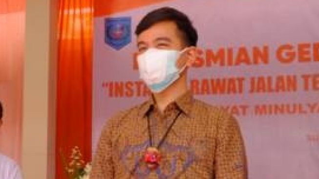 Wali Kota Solo, Gibran Rakabuming Raka, mengenakan kalung berbandul canthik rajamala saat meresmikan Unit Rawat Jalan Terpadu Santa Clara RS Brayat Minulyo Solo, Rabu (8/12/2021). [Solopos/Istimewa/Humas Pemkot Solo]