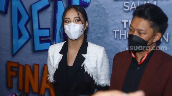 Aktris Anya Geraldine saat ditemui usai gala premiere film 'Yowis Ben Finale' di Kuningan, Jakarta Selatan, Kamis (9/12/2021). [Suara.com/Alfian Winanto]