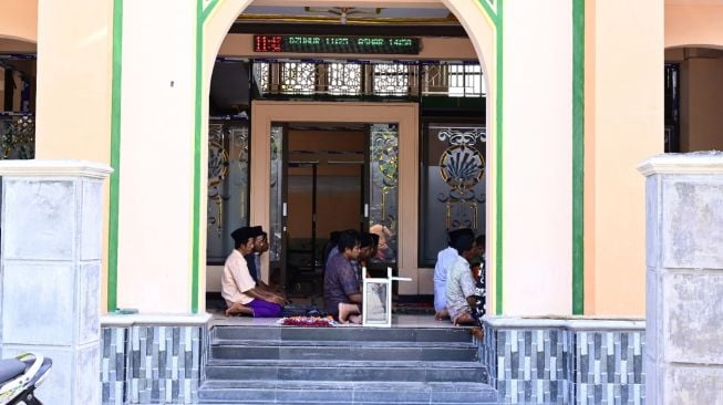 Umat Islam menggelar shalat Jumat di Masjid lereng Gunung Semeru, Dusun Rentang, Desa Sumber Wuluh, Candipuro, Lumajang, Jawa Timur, Jumat (10/12/2021). ANTARA FOTO/Budi Candra Setya
