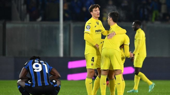 Reaksi pemain depan Atalanta asal Kolombia, Duvan Zapata (kiri) dan bek Villarreal Pau Torres (tengah) diakhir laga terakhir Grup F Liga Champions antara Atalanta vs Villarrealdi stadion Gewiss, Bergamo, Jumat (10/12/2021). Villarreal lolos ke 16 besar setelah menang 3-2 atas Atalanta.Isabella BONOTTO / AFP.