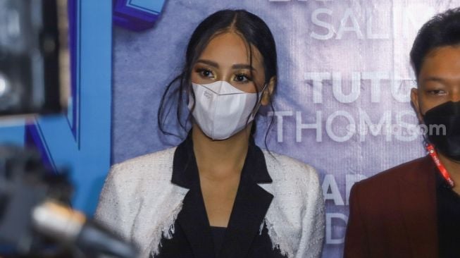 Aktris Anya Geraldine saat ditemui usai gala premiere film 'Yowis Ben Finale' di Kuningan, Jakarta Selatan, Kamis (9/12/2021). [Suara.com/Alfian Winanto]