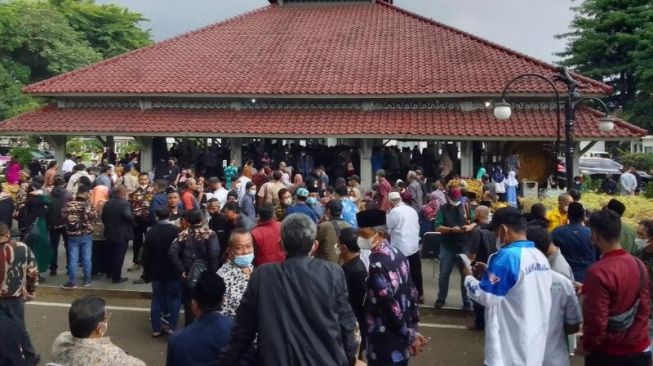 Isak Tangis Pelayat, Penghormatan Terakhir Melepas Wali Kota Bandung Oded M Danial