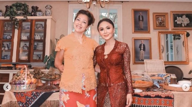 Gaya Yuni Shara Pakai Kebaya (Instagram/@yunishara36)