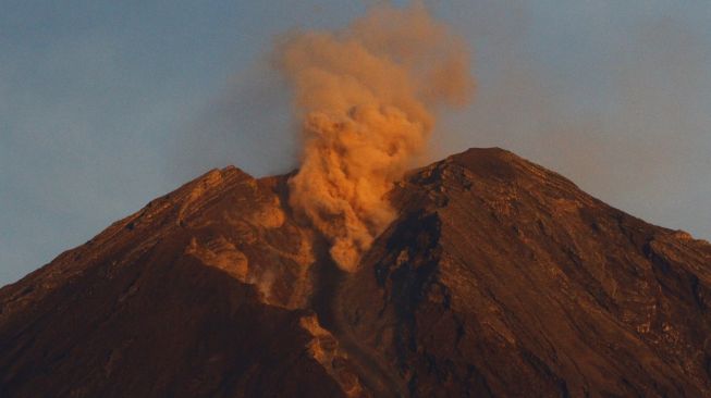 Awan panas yang keluar dari kawah gunung Semeru terlihat dari desa Supiturang, Pronojiwo, Lumajang, Jawa Timur, Jumat (10/12/2021).  ANTARA FOTO/Ari Bowo Sucipto