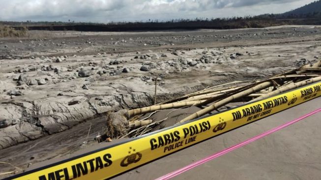 Masih Bahaya Pasca-Erupsi Semeru, Akses Jalan Menuju Tambang Supiturang Ditutup