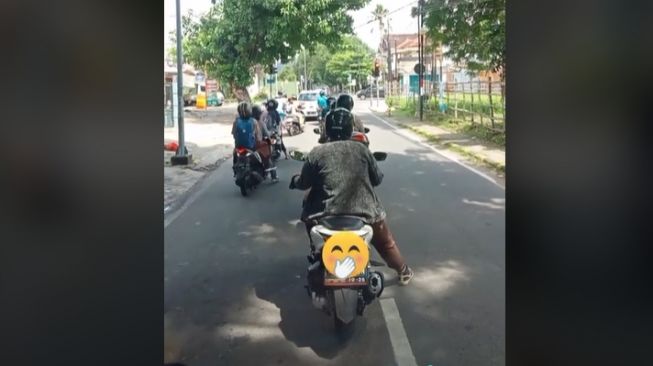 Lihat Pemotor Berteduh saat Lampu Merah, Sopir Ini Berniat Pasang Tenda