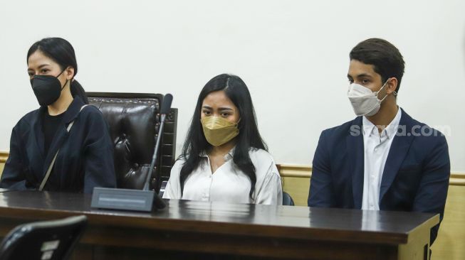 Selebgram Rachel Vennya (tengah) dan kekasihnya, Salim Nauderer (kanan) saat menjalani sidang kasus pelanggaran kekarantinaan kesehatan di Pengadilan Negeri Tangerang, Banten, Jumat (10/12/2021). [Suara.com/Alfian Winanto]