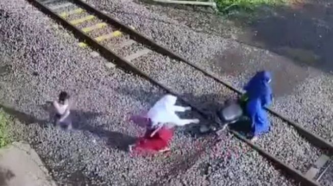 Viral! Motor Mogok Saat Melintasi Rel Kereta, Ibu dan Dua Anak Lolos Dari Maut