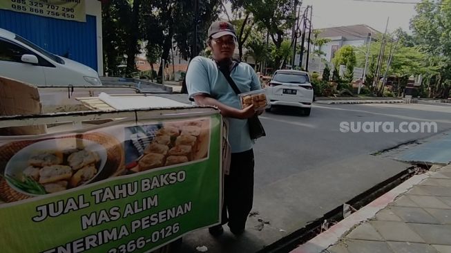 Alim, Penyandang Disabilitas Semarang Bertahan Hidup dengan Jualan Tahu dan Muadzin