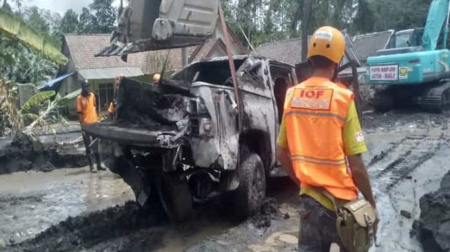 Ambyar Lur! Ini Kondisi Mobil TIM SAR UNS Solo yang Tertimbung Lahar Dingin Gunung Semeru