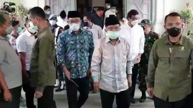 Mantan Wakil Presiden Jusuf Kalla (JK) didampingi Gubernur Jawa Barat Ridwan Kamil melayat almarhum Wali Kota Bandung Oded M Danial di Rumah Dinas Wali Kota Bandung, Jumat (10/12/2021). [Ist]