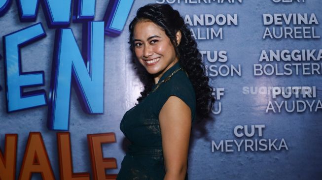 Aktris Putri Ayudya saat ditemui usai gala premiere film 'Yowis Ben Finale' di Kuningan, Jakarta Selatan, Kamis (9/12/2021). [Suara.com/Alfian Winanto]