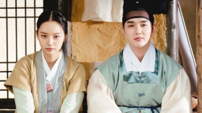 Hyeri dan Yoo Seung Ho di drama Moonshine [hancinema.net]