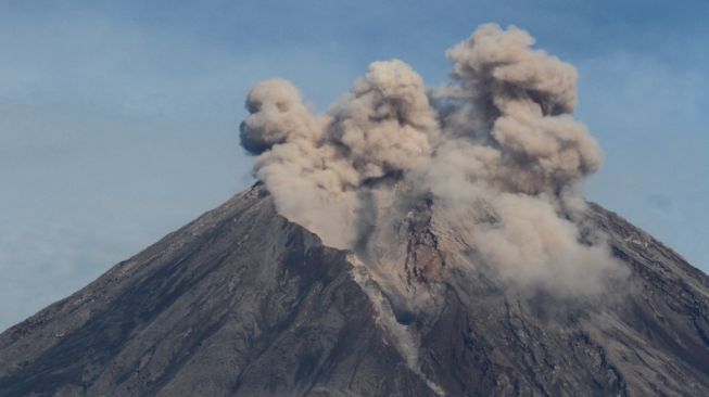 Waspada! Awan Panas Gunung Semeru Mengarah Tenggara