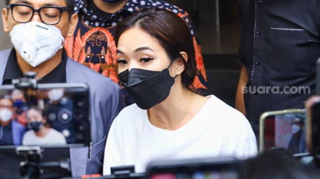 Penyanyi Gisella Anastasia saat ditemui awak media usai menjalani pemeriksaan di Polda Metro Jaya, Jakarta Selatan, Jumat (10/12/2021). [Suara.com/Alfian Winanto]