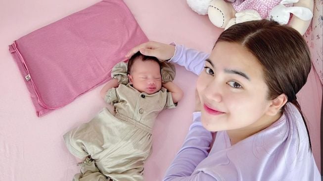 Momen Felicya Angelista Momong Anak. [Instagram/@felicyangelista_]