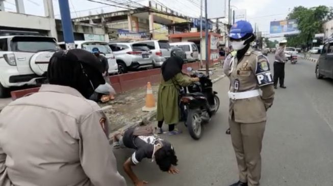 Tingkah Unik Warga Karawang Saat Terjaring Razia Masker di Pasar Johar