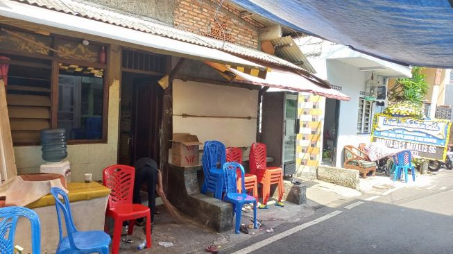 Suasana rumah duka keluarga Yossi Mahesa (30) yang menjadi korban pembunuhan di RT 10 RW 01 Kelurahan Serdang, Kemayoran, Jakarta Pusat, pada Jumat (10/12/2021). [Suara.com/Yaumal Asri Adi Hutasuhut]