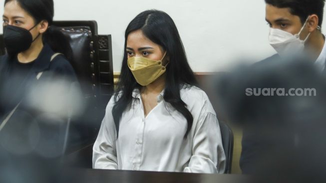 Selebgram Rachel Vennya saat menjalani sidang kasus pelanggaran kekarantinaan kesehatan di Pengadilan Negeri Tangerang, Banten, Jumat (10/12/2021). [Suara.com/Alfian Winanto]