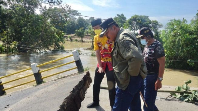 Jembatan Way Bilew Putus, Bupati Lampung Tengah Janji Segera Perbaiki