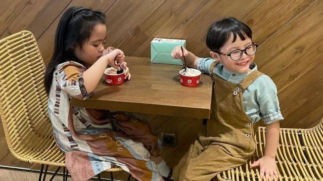 Potret Tatjana dan Bima Anak Kembar Surya Saputra dan Cynthia Lamusu. [Instagram/cynthia_lamusu]