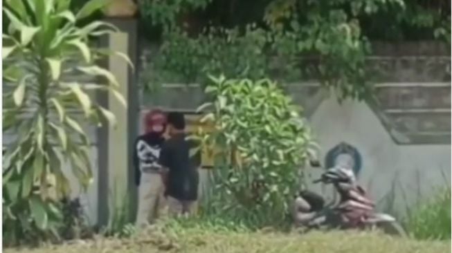 Cekcok di Pinggir Jalan, Pria Ini Sujud Depan Pacarnya, Warganet: Malu-maluin Kaum Adam