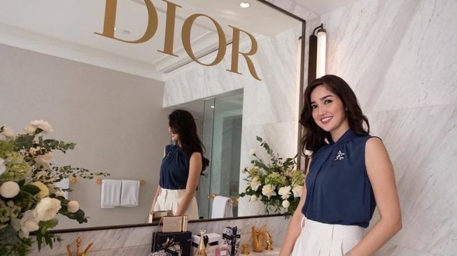 gaya Seleb hadiri acara Dior. (Instagram/@soniafergina)