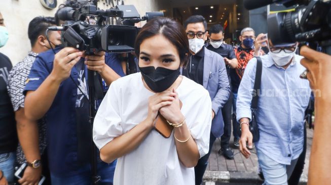 Penyanyi Gisella Anastasia usai menjalani pemeriksaan di Polda Metro Jaya, Jakarta Selatan, Jumat (10/12/2021). [Suara.com/Alfian Winanto]