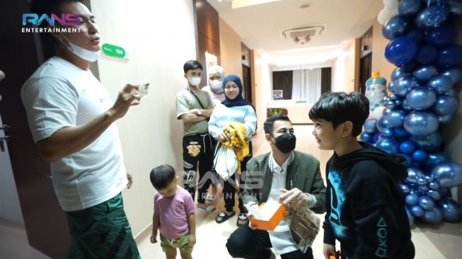 Momen Rafathar dan Nagita Slavina buka kado baby Rayyanza. [Youtube/RANS Entertainment]