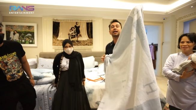 Momen Rafathar dan Nagita Slavina buka kado baby Rayyanza. [Youtube/RANS Entertainment]