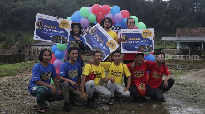 Para peserta berfoto bersama usai mengikuti kompetisi Water Adventure Jelajah Air Nusantara di Desa Ciasihan, Kecamatan Pamijahan, Kabupaten Bogor, Jawa Barat, Kamis (9/12/2021). [Suara.com/Angga Budhiyanto]