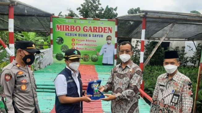 Wakil Menteri Kesehatan (Wamenkes) Dante Saksono Harbuwono mengunjungi salah satu Kampung Germas di Desa Pranggong, Kecamatan Andong, Boyolali Jawa Tengah, Jumat (10/12/2021). (Dini Afrianti/Suara.com)