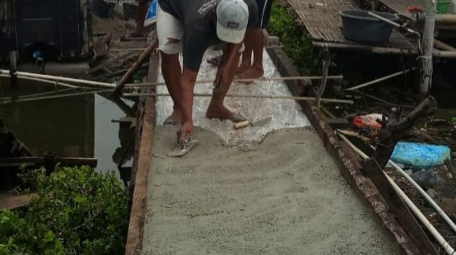 Swadaya Perbaiki Jembatan, Warga Muaragembong: Ngarepin Dianggarin Mah Tau Dah...