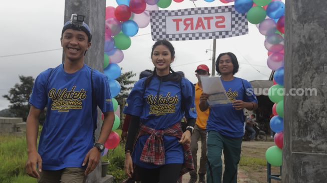 Tim dari Clares Taufan memulai kompetisi Water Adventure Jelajah Air Nusantara di Desa Ciasihan, Kecamatan Pamijahan, Kabupaten Bogor, Jawa Barat, Kamis (9/12/2021). [Suara.com/Angga Budhiyanto]