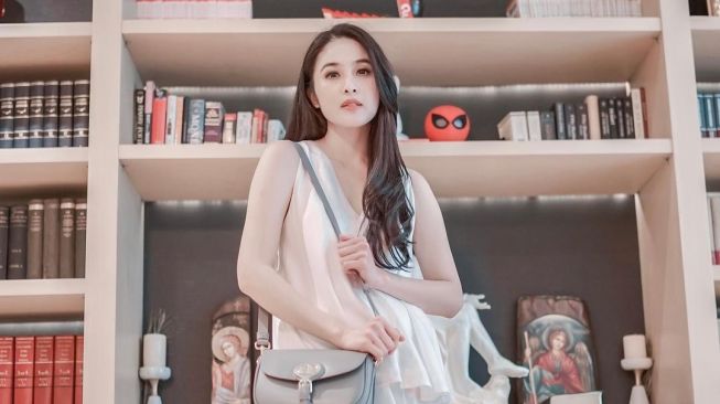 Artis Pernah Kerja Kantoran. (Instagram/@sandradewi88)