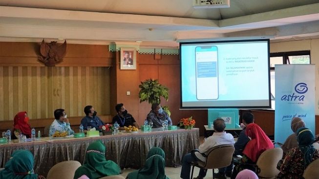 Asuransi Astra mengadakan kegiatan sosialisasi aplikasi iPosyandu yang dijelaskan oleh perwakilan dosen dari FK Unpad selaku pengembang dari inovasi digital tersebut agar dapat memudahkan kinerja di Posyandu Lebak Bulus [Asuransi Astra].