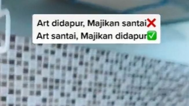 Majikan Sibuk Masak di Dapur, ART Malah Asyik Bersantai