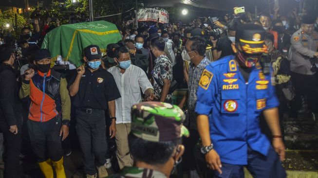 Keluarga dan kerabat mengusung peti jenazah almarhum Walikota Bandung Oded M Danial di Pemakaman Gunung Mbah Dalem, Lengkong Kota Tasikmalaya, Jawa Barat, Jumat (10/12/2021). [ANTARA FOTO/Adeng Bustomi]