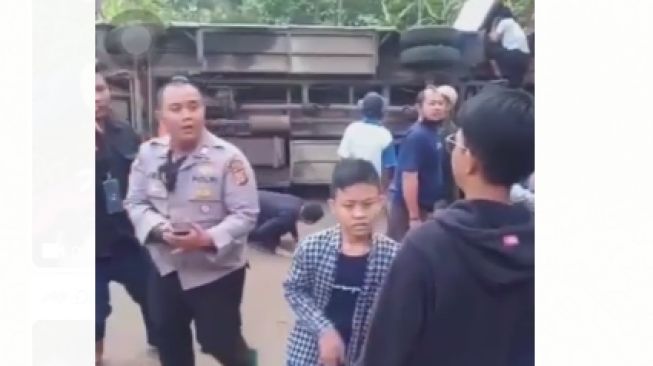 Tak Sanggup Taklukkan Tanjakan di Pasir Jambu Ciwidey, Bus Pariwisata Terguling